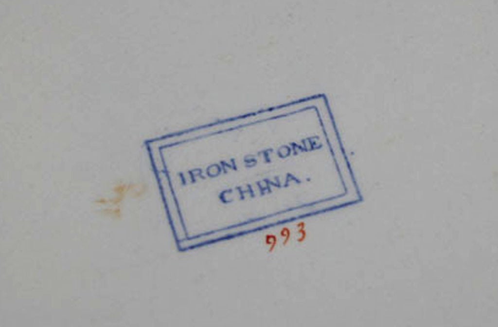 AN IRONSTONE SOUP TUREEN. ENGLISH, CIRCA 1850 For Sale 4