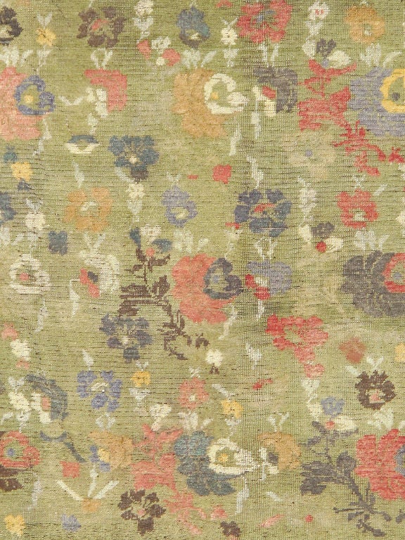 Set on green background, this unusual and unique floral design carpet showcases an array of salmon, brown, blue, peach, ivory and gold.
5'1 x 10'6