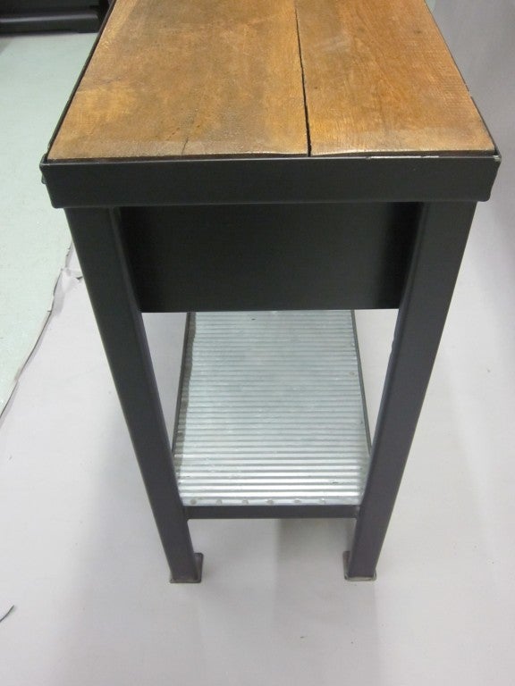Console / credenza francese del Medioevo moderno in acciaio e noce In condizioni buone in vendita a New York, NY