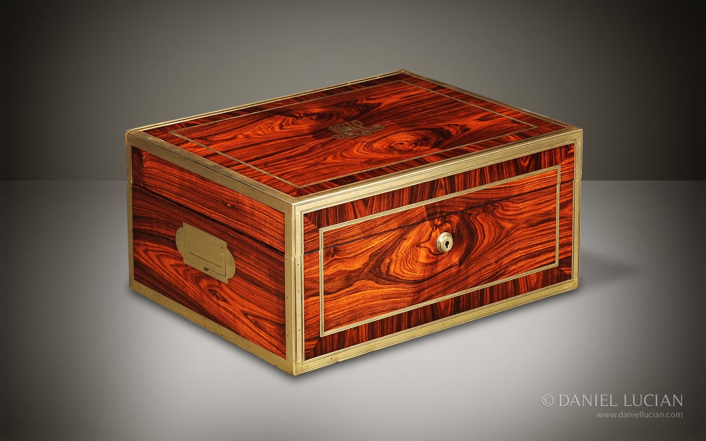 Boîte antique en bois de roi avec bordures en laiton