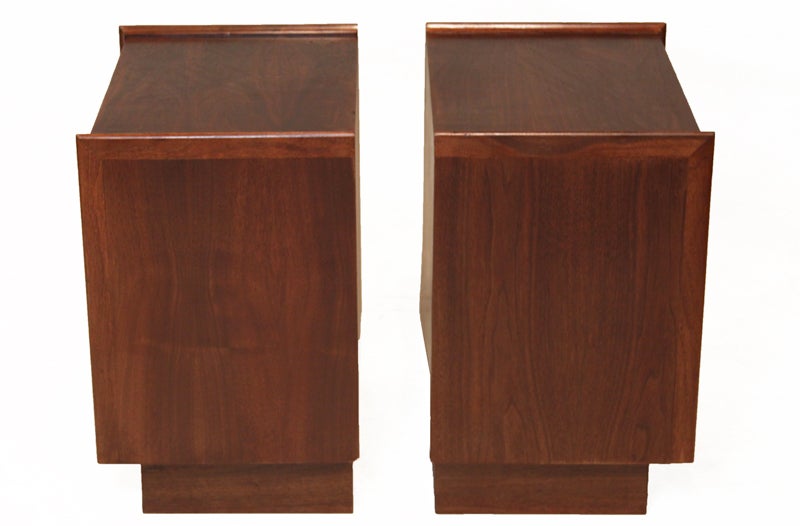 Pair of Vintage Dillingham Esprit Nightstands or Side Tables in Walnut In Good Condition For Sale In Los Angeles, CA