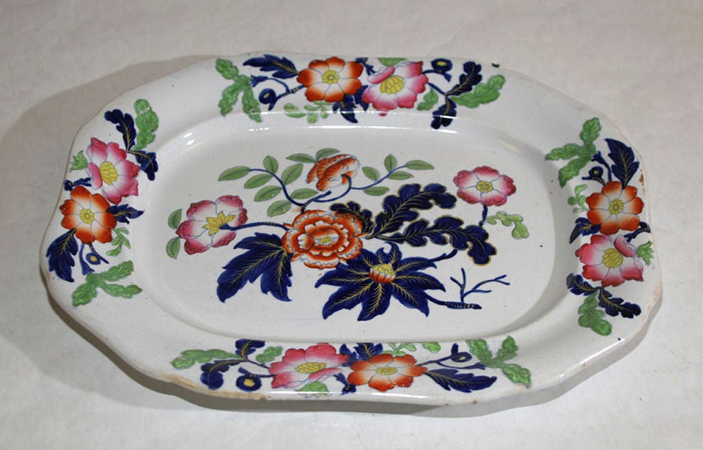 THREE IRONSTONE SERVING PLATTERS. ENGLISH, CIRCA 1850 For Sale 2