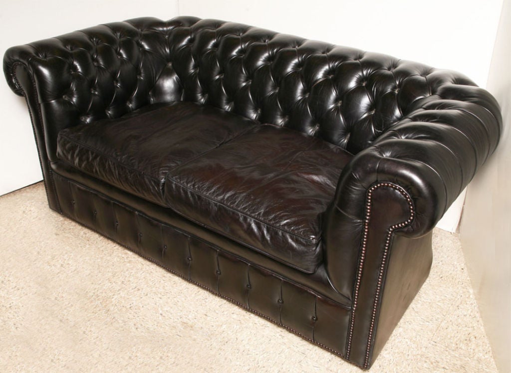 A CHESTERFIELD SOFA. ENGLISH, 20th CENTURY
