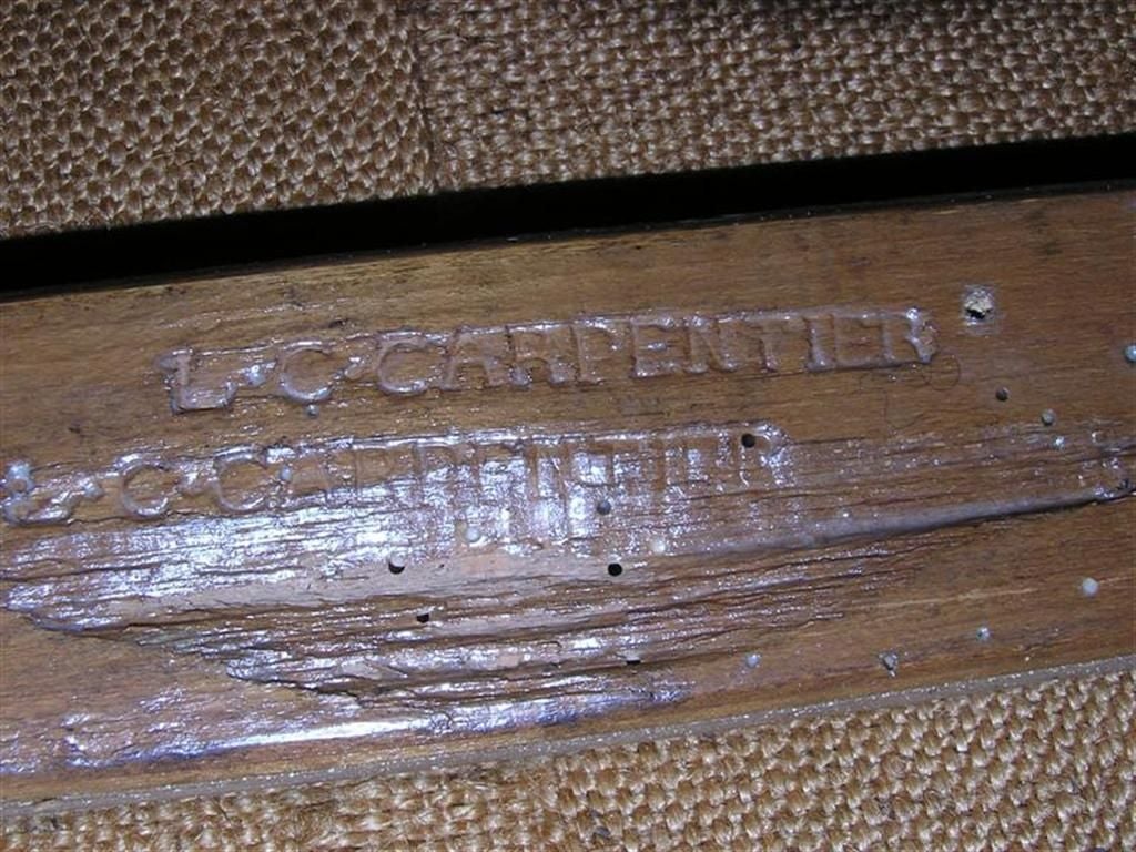 Paar französische handgeschnitzte und bemalte Seidensofas. Unterzeichnet Carpentier. Um 1780 (Spätes 18. Jahrhundert) im Angebot