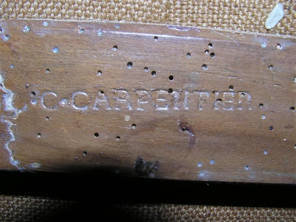 Peinture Paire de canapés français en soie sculptés et peints à la main. Signé Carpentier. Datant d'environ 1780 en vente