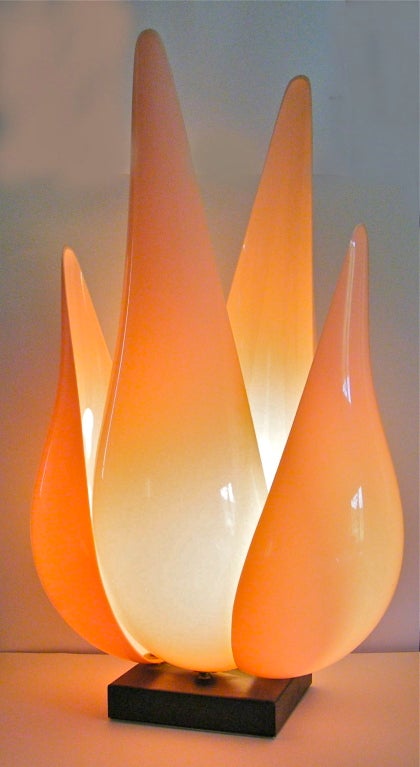 Américain Paire de lampes de table à pétales de tulipe en acrylique rose d'après Rougier en vente