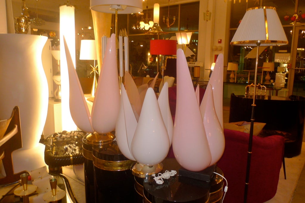 Paire de lampes de table à pétales de tulipe en acrylique rose d'après Rougier en vente 1