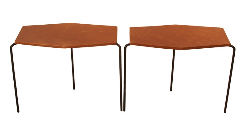Pair of leather and wrought iron angular side tables by Industria Brasileira. The tabletops have been wrapped in a distressed caramel-colored leather with sewn corner seams.

 