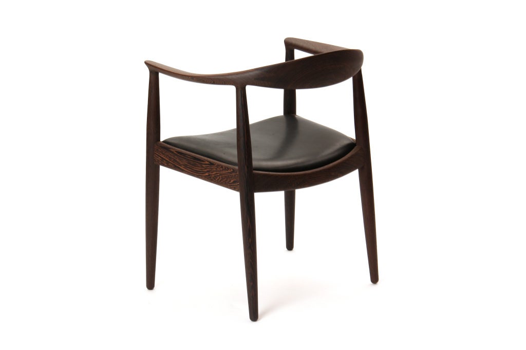 The Round Chair in Wenge by Hans J. Wegner 1