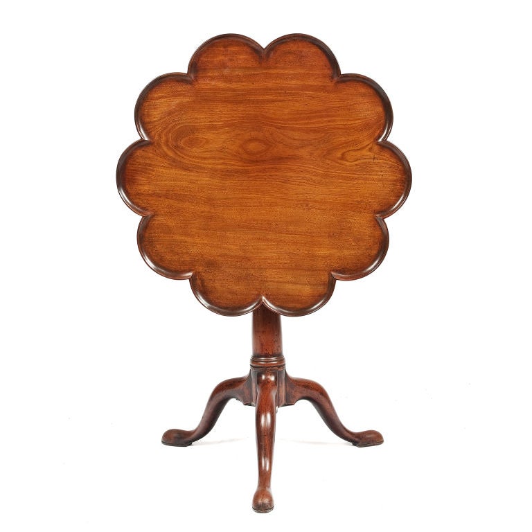 A beautiful Georgian mahogany pie crust petal shaped tilt top table on a tripod base. Circa 1810.