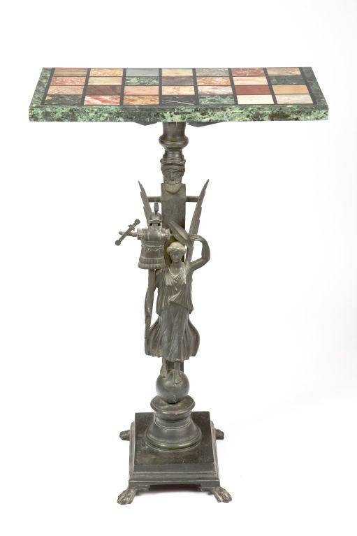 Ein italienischer Thymaterion-Tisch aus Bronze in der Art der Werkstatt Chivrazzi. Die Marmorplatte steht auf einer quadratischen Säule mit einer bärtigen männlichen Maske, die von einer Vase über einer geflügelten Siegesfigur auf einem Reichsapfel