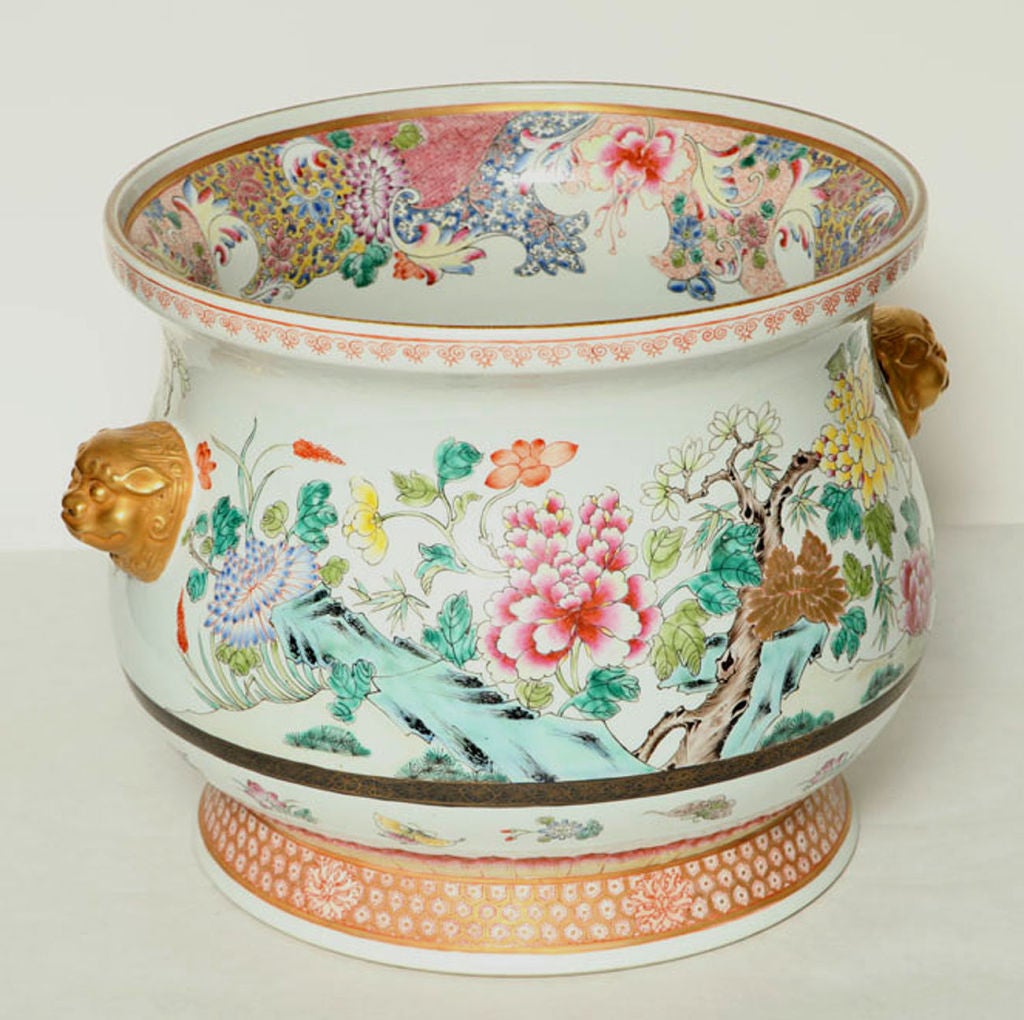 A PORCELAIN JARDINIERE. CHINESE, EARLY 20th CENTURY
