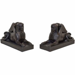 Une paire de sphinx en basalte noir de Wedgwood