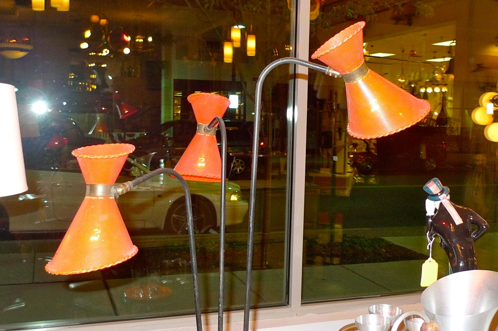 Dreibeinige Stehlampe mit drei Kegeln von Lunel, 1950er Jahre (Moderne der Mitte des Jahrhunderts) im Angebot
