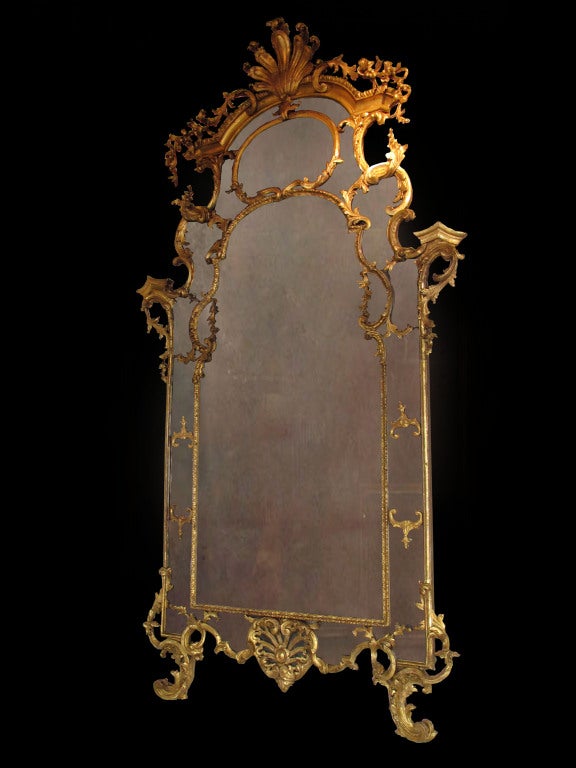 Raffinata specchiera rococò Luigi XV in legno dorato piemontese. Italiano, 1770 circa