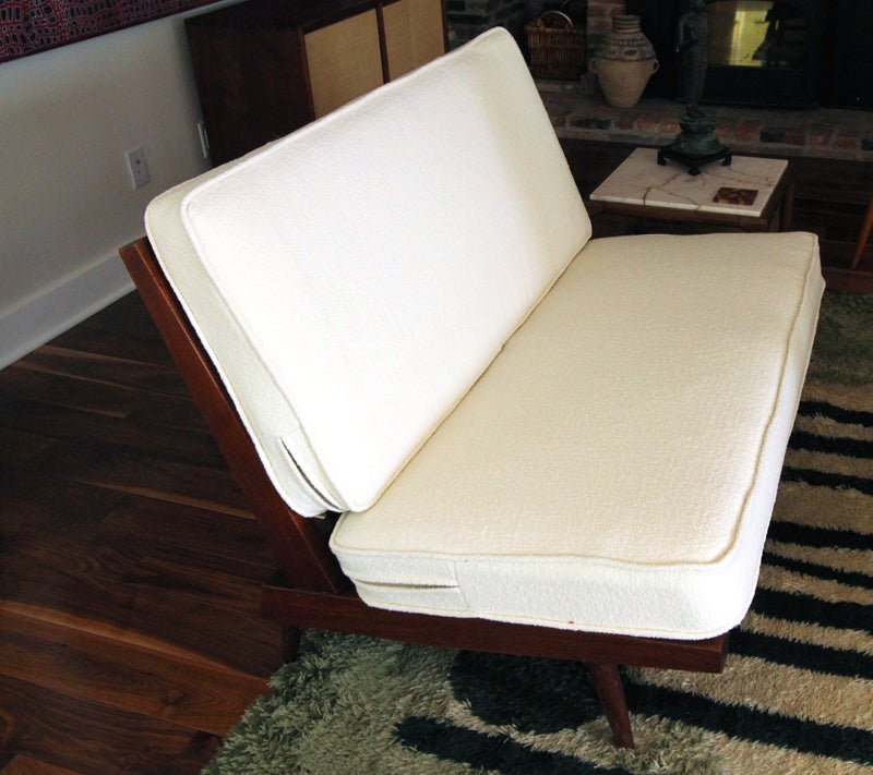 Walnut armless settee sofa with cushions George Nakashima In Good Condition In Atlanta, GA
