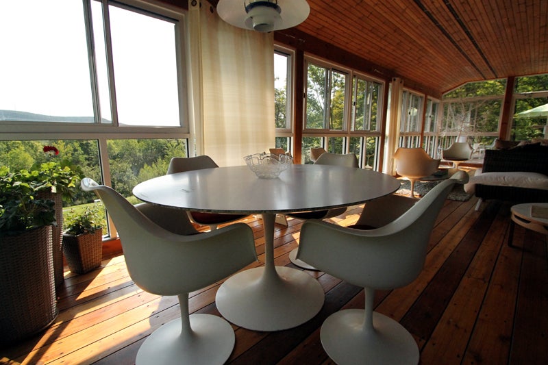 Late 20th Century Large Round Tulip Dining Table With four Tulip Chairs Knoll Eero Saarinen