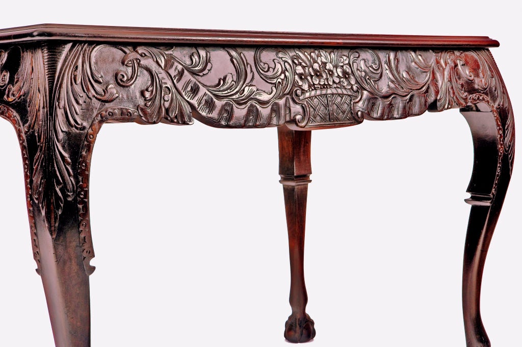 19th Century Irish Mahogany Center Table (Geschnitzt)