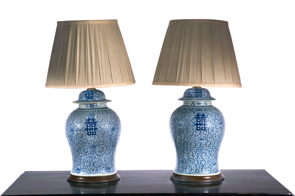 Pair of blue and white Chinese temple jar lamps decorated with 