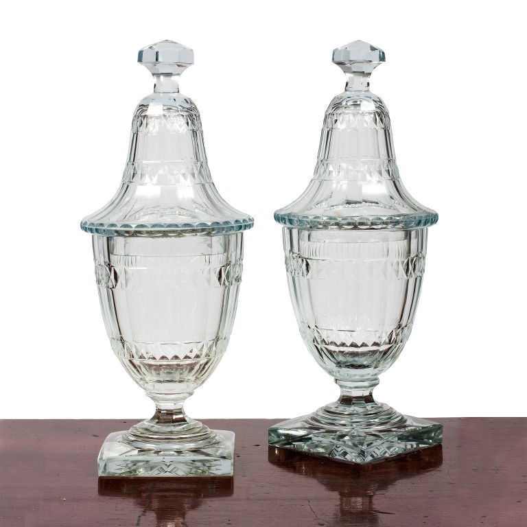 Pair of Early 19th Century Irish Crystal Urns With Lids In Excellent Condition In Long Island City, NY