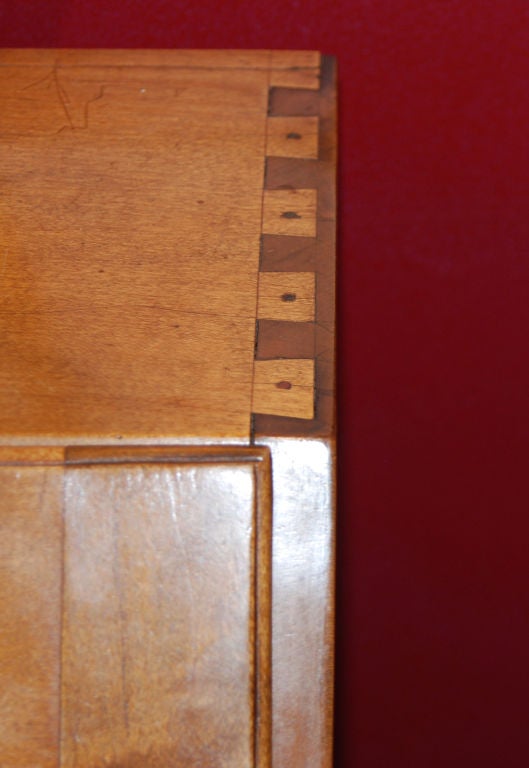 Amerikanischer Chippendale-Ahorn-Schreibtisch mit schräger Front (18. Jahrhundert und früher) im Angebot