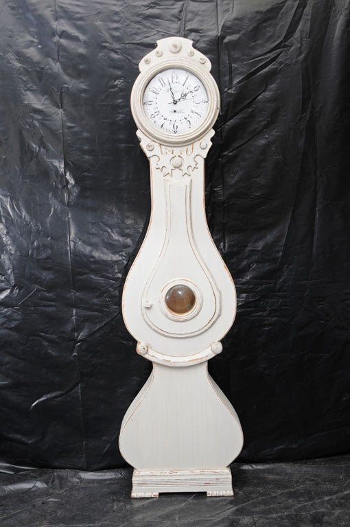 ANTIQUE FLOOR CLOCK- GUSTAVIAN STYLE-  BIRCH WOOD HAND CARVED
WITH OFF WHITE MILK PAINT - ORIGINAL CLOCK FACE WITH REPLACED WOOD THAT ARE BATTERY OPERATED- NATURAL WOOD INTERIOR