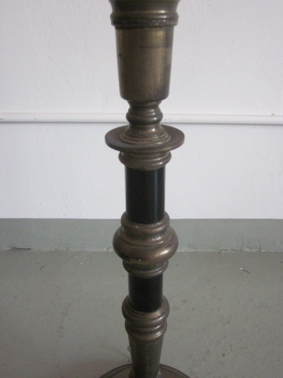 Pareja de lámparas de sobremesa neoclásicas francesas de mediados de siglo con forma de candelabro, 1930 en venta 3