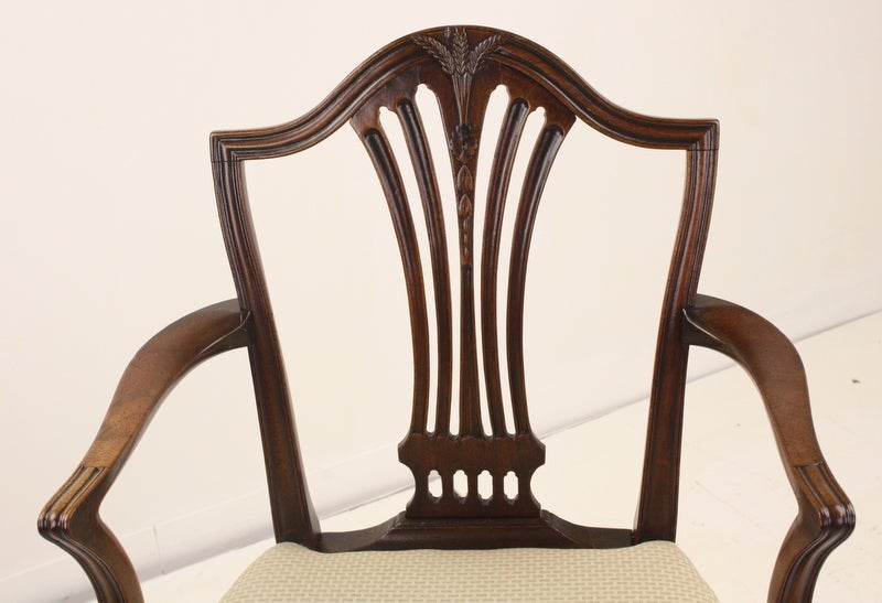 Mahagoni-Sessel aus dem 18. Jahrhundert, sorgfältig restauriert. Schön geformte Arme und geschnitzter Rücken. Das Mahagoniholz hat eine warme Ausstrahlung und Patina. Geeignet als Schreibtischstuhl oder Beistellstuhl. Die Armhöhe beträgt 26