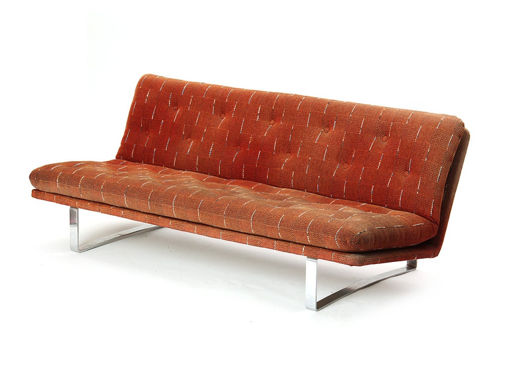 Einfaches Sofa mit Schlitz von Kho Liang Ie (Skandinavische Moderne) im Angebot