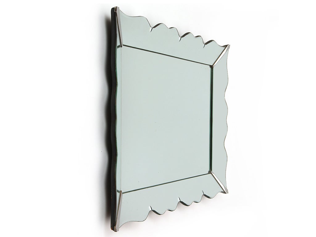 Miroir mural rectangulaire avec cadre en miroir et petits accents incrustés.