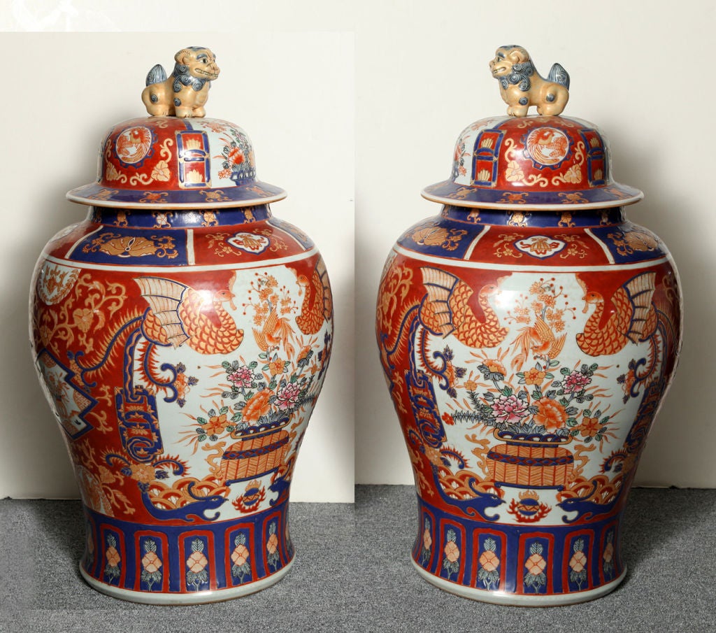 A PAIR OF PORCELAIN COVERED JARS. JAPANESE, 20th CENTURY