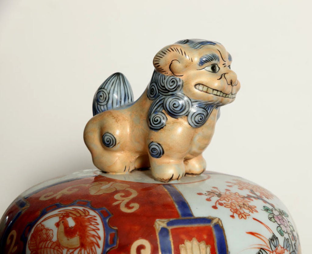 A PAIR OF PORCELAIN COVERED JARS. JAPANESE, 20th CENTURY For Sale 1