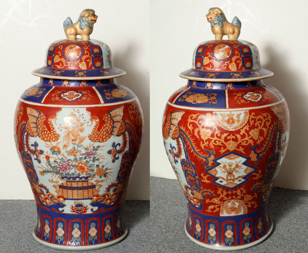 A PAIR OF PORCELAIN COVERED JARS. JAPANESE, 20th CENTURY