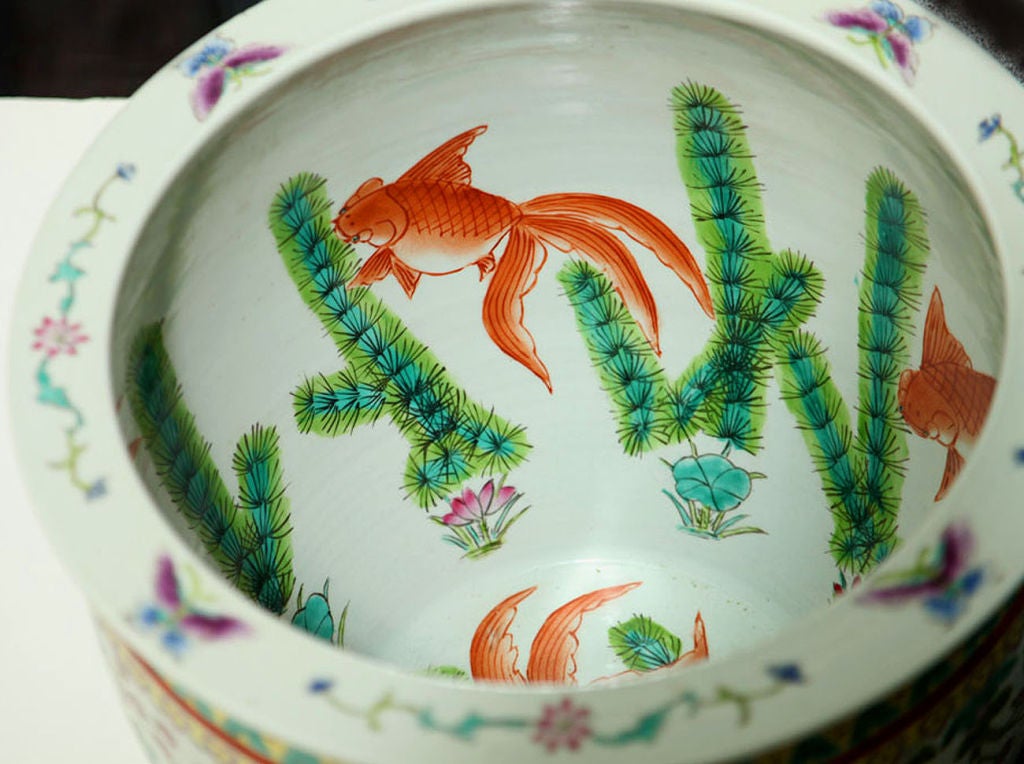 A PORCELAIN FISH BOWL. CHINESE, 20th CENTURY For Sale 4