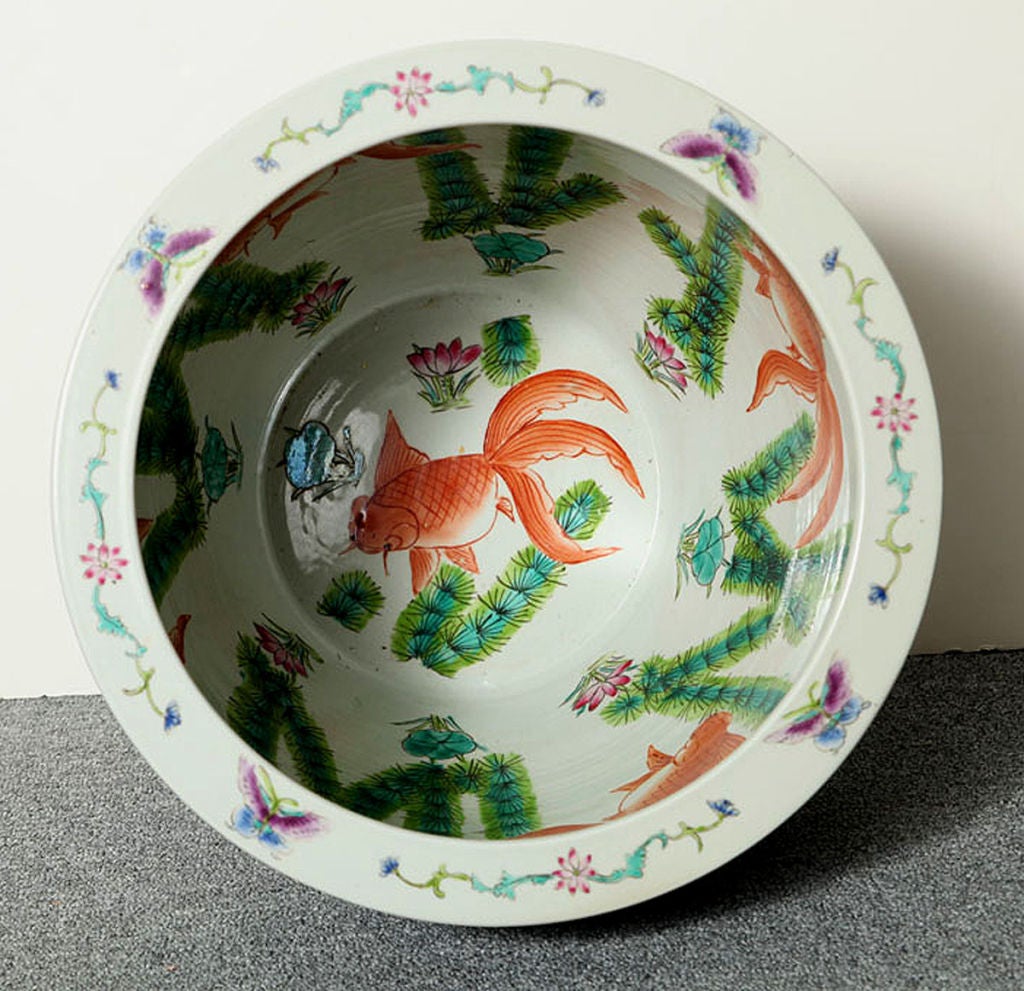 A PORCELAIN FISH BOWL. CHINESE, 20th CENTURY For Sale 3