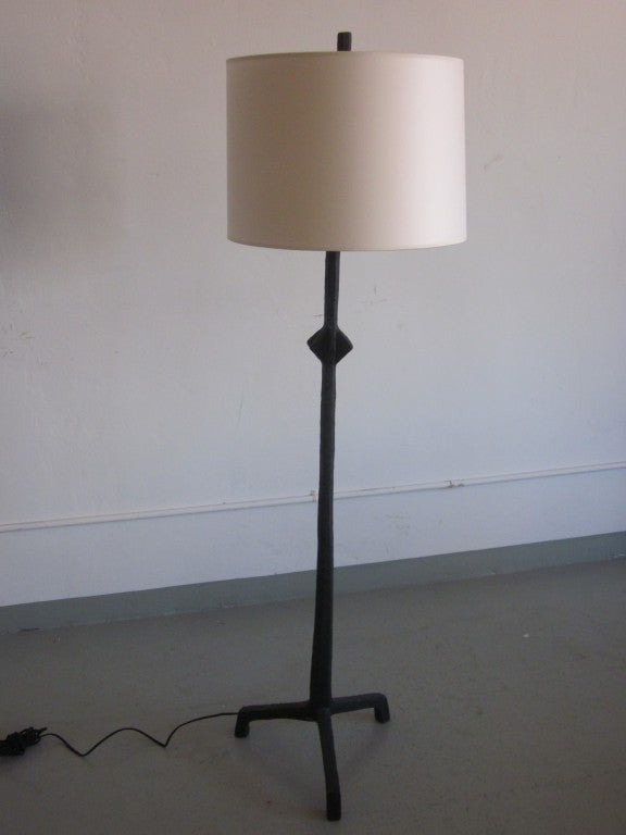 Une paire élégante et intemporelle de lampes sur pied contemporaines en fer forgé (style 1930) dans le goût Eleg. Le style primitif étrusque a influencé Alberto et Diego Giacometti et leurs créations pour Jean-Michel Frank. 
Il s'agit de pièces sur