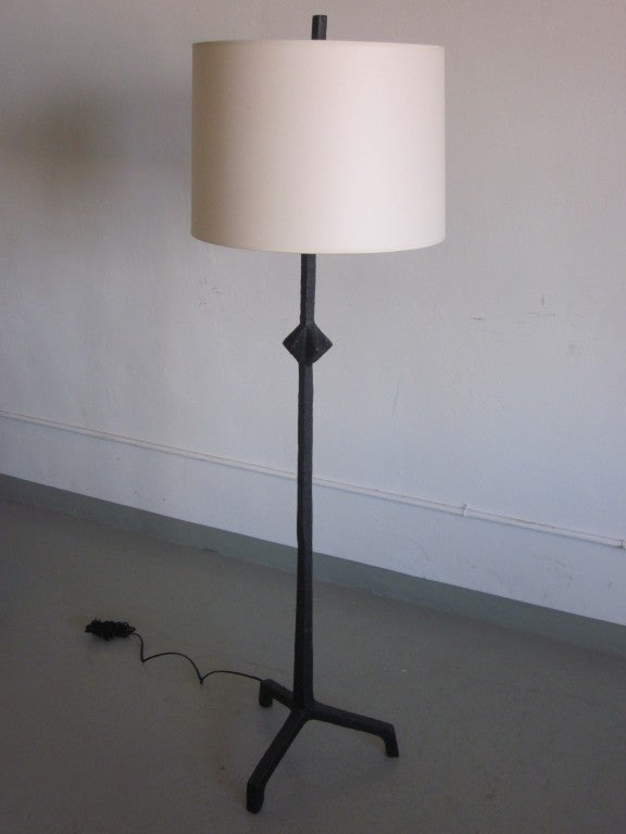 Mid-Century moderno Coppia personalizzata di lampade da terra francesi in ferro battuto 