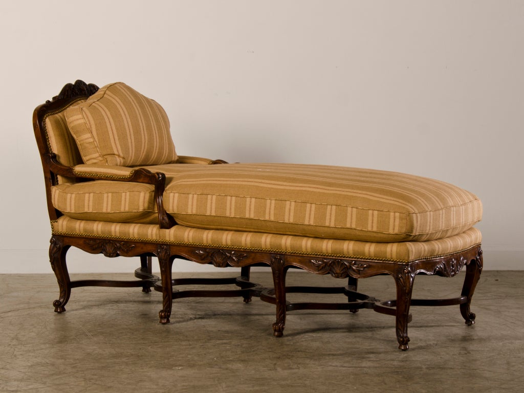 Early 18th Century Antique French Regence Period Carved Walnut Chaise Longue, circa 1720 For Sale