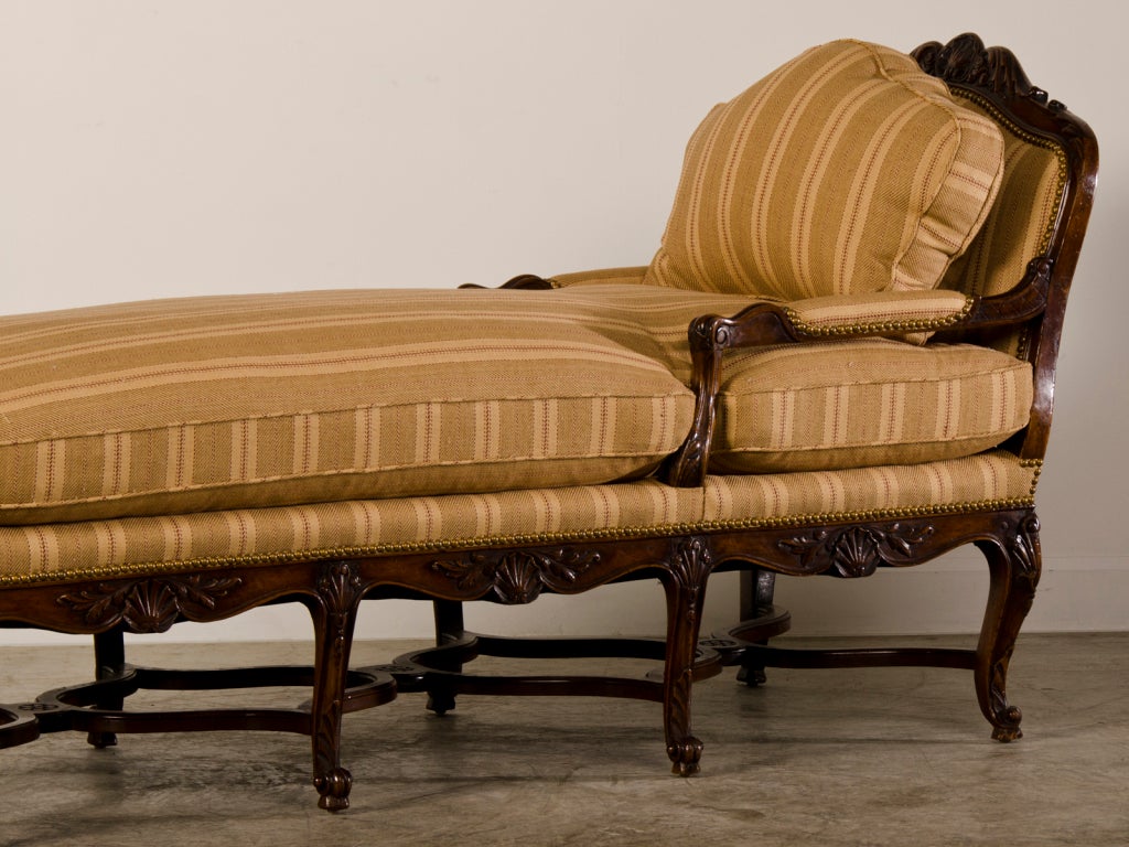 Linen Antique French Regence Period Carved Walnut Chaise Longue, circa 1720 For Sale