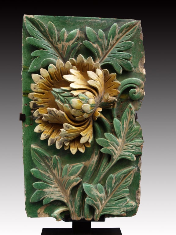 Ming Glazed Terracota Peony Wall Plaque On Stand In Good Condition For Sale In Paris, FR
