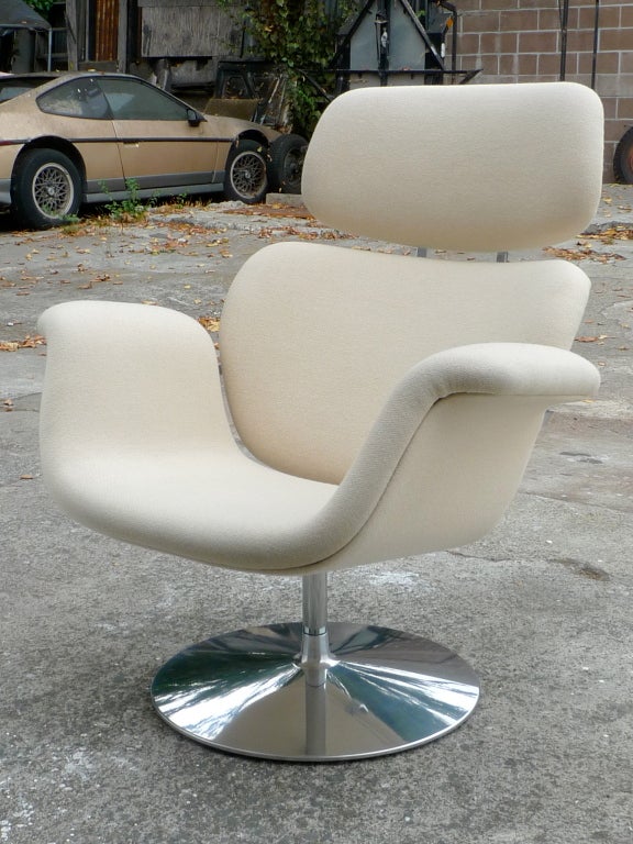Pierre Paulin MidCentury-Modern “Tulip Chair” lounger for Artifort
Current Artifort production example of classic design by Pierre Paulin for Artifort designed in 1965
Cozy Lounge Chair with arms on Swivel Pedestal Chromed steel base.
Latex-foam