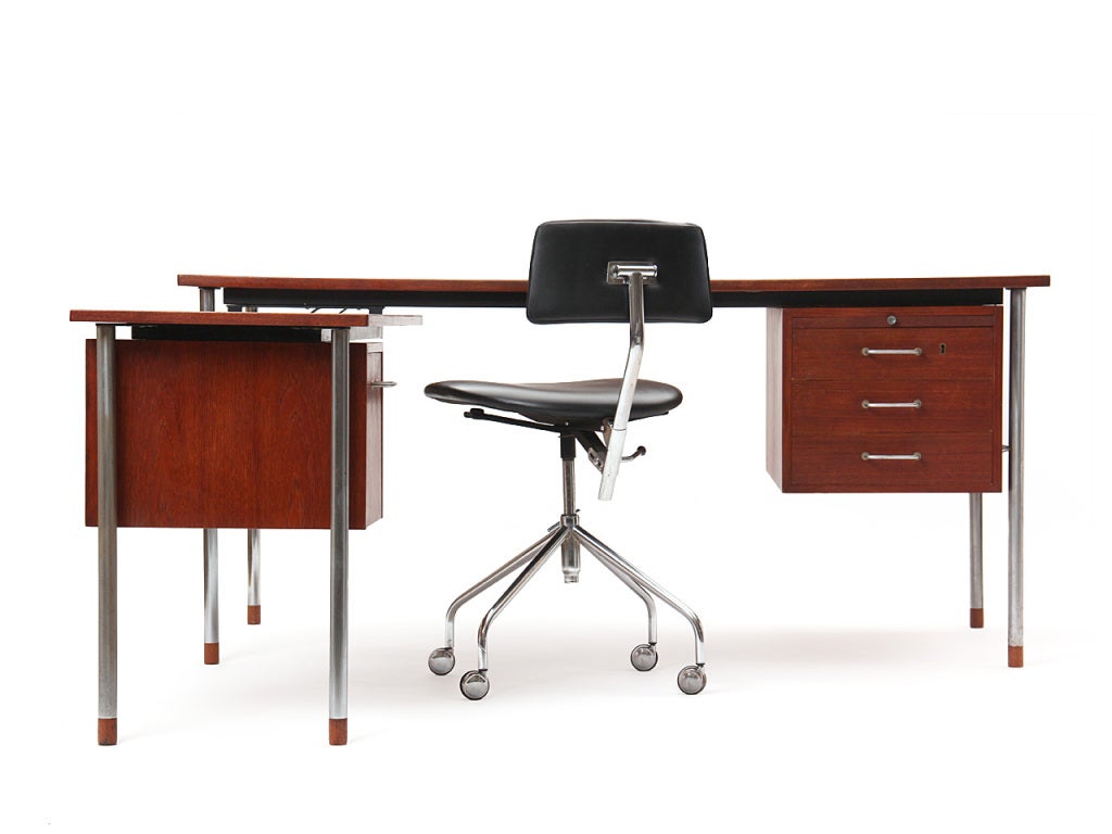 A teak desk with steel frame and pulls, with a left side return housing filing shelves designed by Ejner Larsen & Aksel Bender Madsen. Return dimensions; 39.5