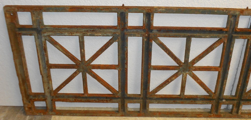 Early 20th Century Prairie-Style Cast-Iron Fencing 3