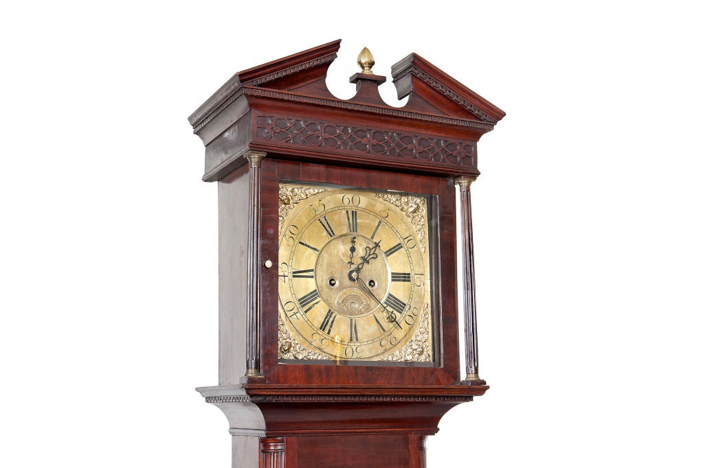 Horloge de parquet irlandaise du XVIIIe siècle, George III, en acajou et laiton Excellent état - En vente à New York, NY