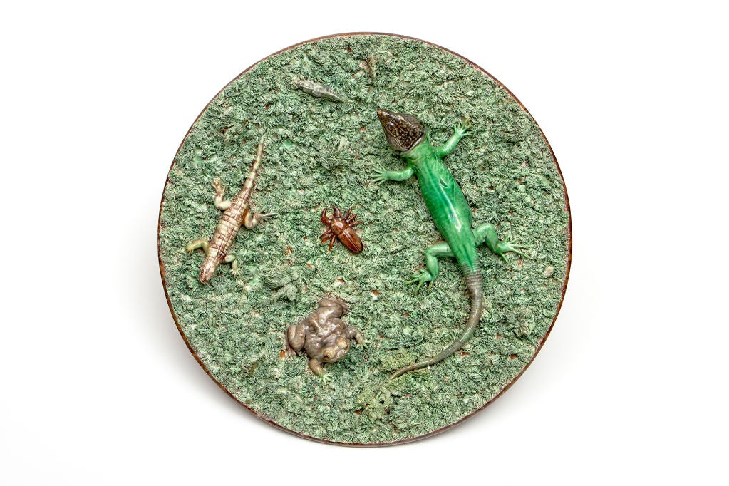 assiette de style Palissy du 19e siècle par Rafael Bordalo Pinheiro de Caldas da Rainha Portugal, datée de 1899.