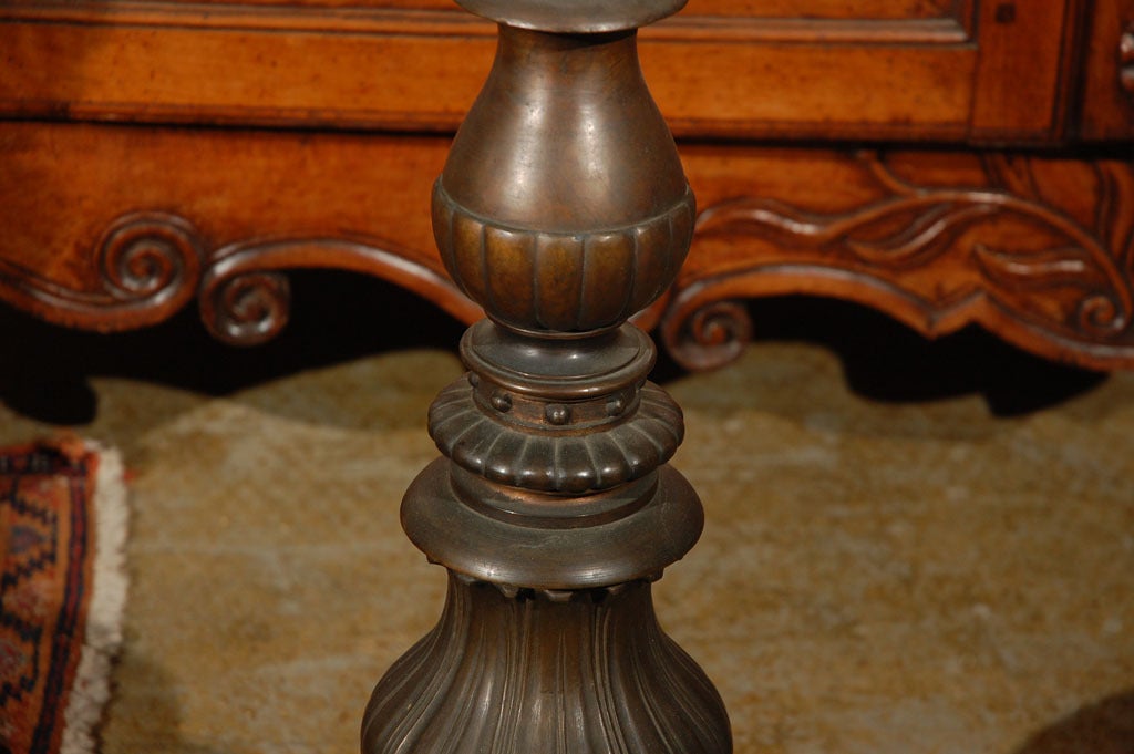 Bronzo antico, Lampade a bastone da altare in vendita 3