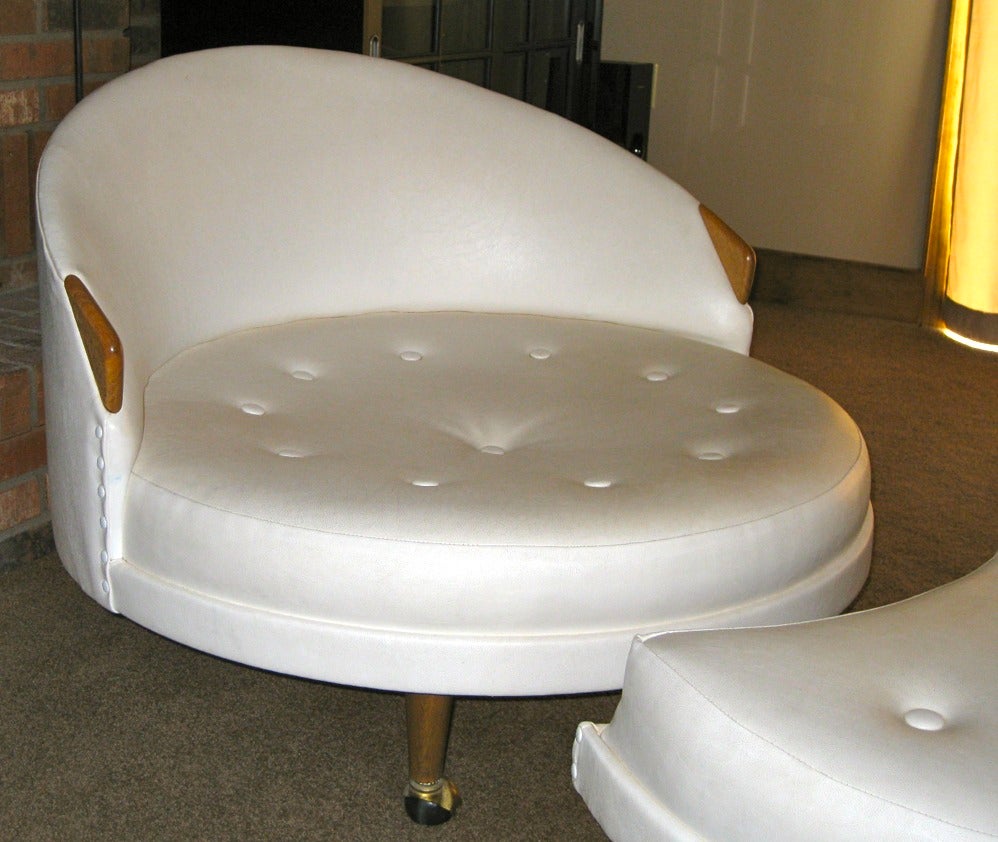 Adrian Pearsall Round Chaise & Ottoman on Casters 1