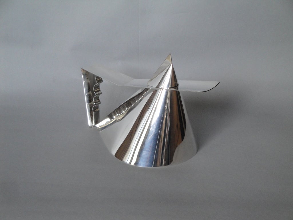 Rare silver plated verseuse/tea pot by Richard Meier for Christofle. Collection 