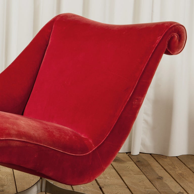 Simple stunning shaped chaise longue in its original bright red velvet.

