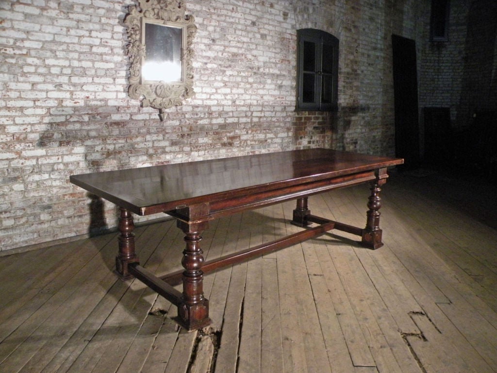 Table de salle à manger baroque italienne du XVIIe siècle en noyer en vente 2